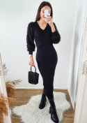 Bella czarna długa prążkowana sukienka ze zdobionymi rękawami