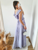 Liliowa sukienka maxi z delikatnym rozcięciem