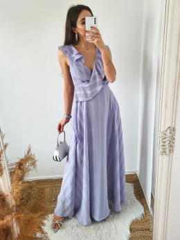 Liliowa sukienka maxi z delikatnym rozcięciem