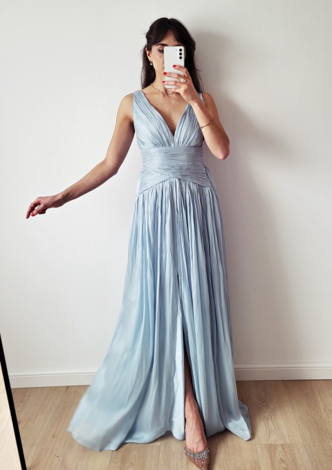 Ariell błękitna długa sukienka delikatnie marszczona w talii