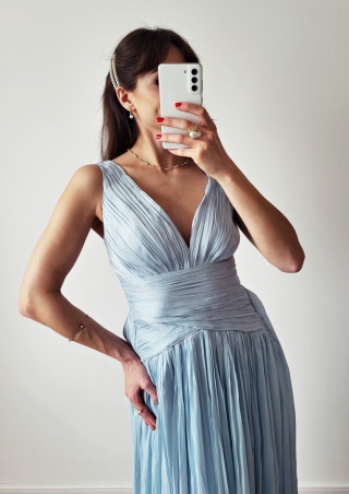 Ariell błękitna długa sukienka delikatnie marszczona w talii