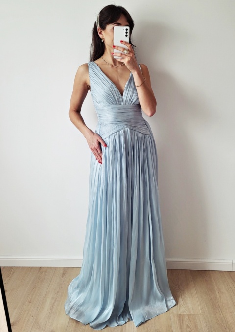 Ariell błękitna długa sukienka delikatnie marszczona w talii