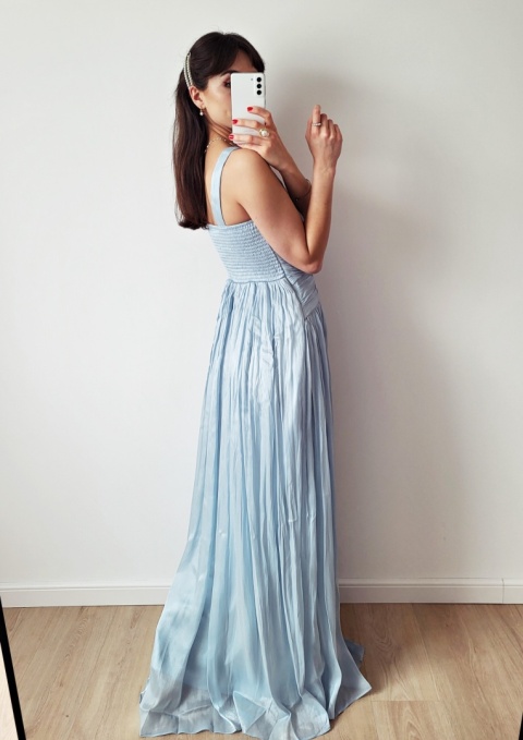 Ariell błękitna długa sukienka delikatnie marszczona w talii