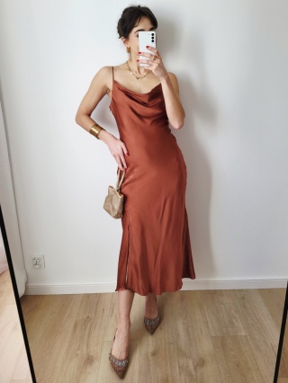 Brązowa satynowa sukienka midi M