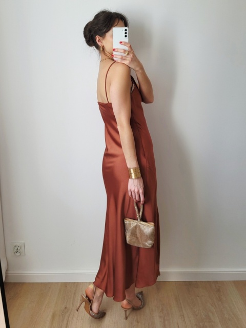 Brązowa satynowa sukienka midi M