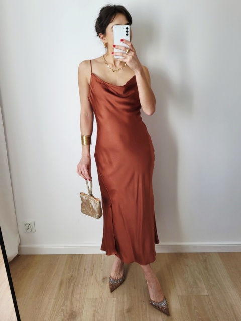 Brązowa satynowa sukienka midi M