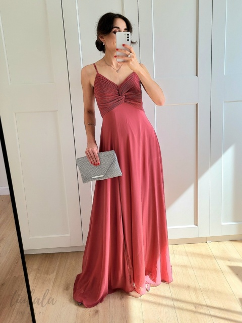Charlotte długa sukienka o zwiewnym kroju rasberry