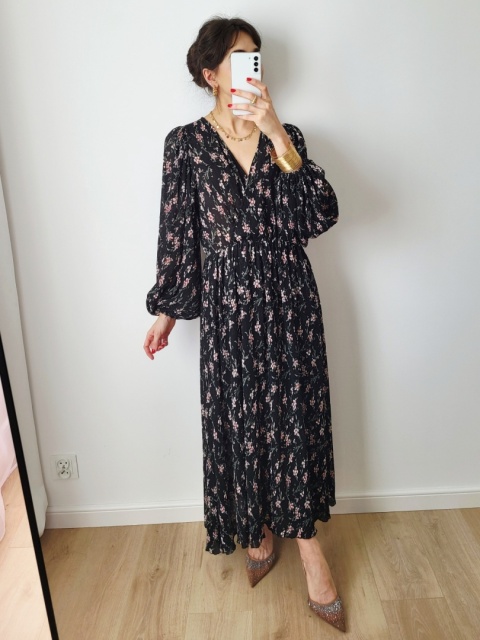 Czarna długa sukienka w kwiaty