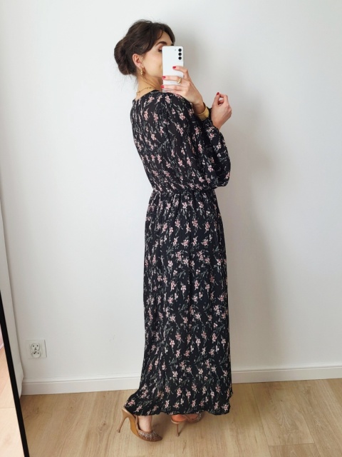 Czarna długa sukienka w kwiaty