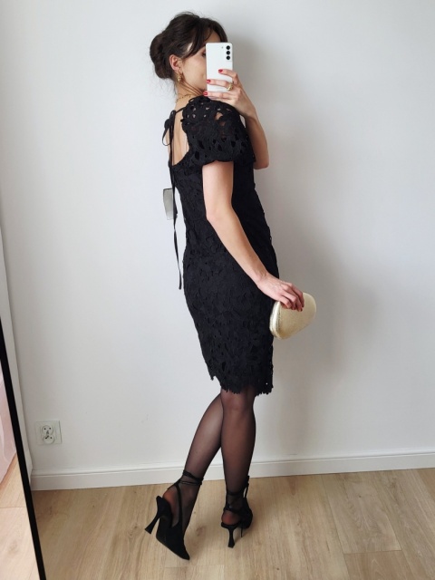 Czarna koronkowa sukienka midi S