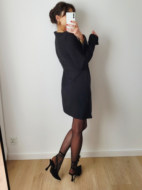 Czarna prosta krótka sukienka z kwiatową aplikacją XL