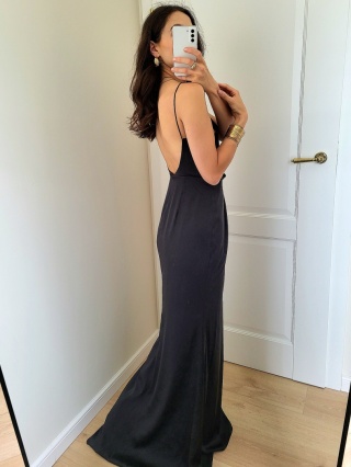 Czarna satynowa sukienka maxi z odkrytymi plecami