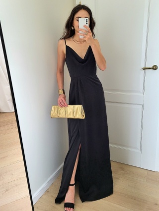 Czarna satynowa sukienka maxi zapinana na guziczki