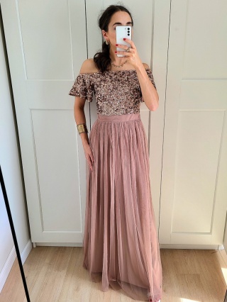 Długa sukienka pudrowy róż zdobiona cekinami