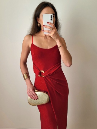 Loren czerwona brokatowa sukienka z delikatnym rozcięciem