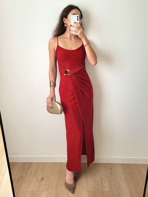 Loren czerwona brokatowa sukienka z delikatnym rozcięciem