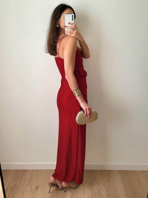 Loren czerwona brokatowa sukienka z delikatnym rozcięciem