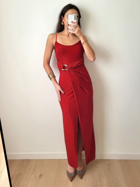 Loren czerwona brokatowa sukienka z delikatnym rozcięciem