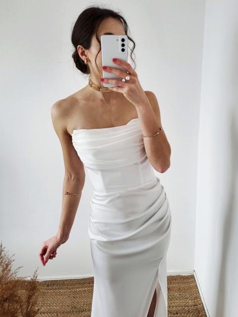 Marie gorsetowa suknia ślubna o prostym kroju z delikatnym rozcięciem