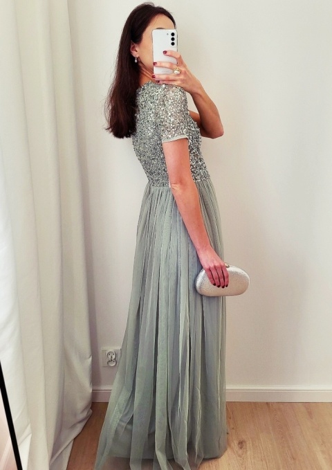 Miętowa długa zdobiona sukienka z tiulowym dołem