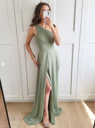 Nadia pistacjowa sukienka maxi na jedno ramie