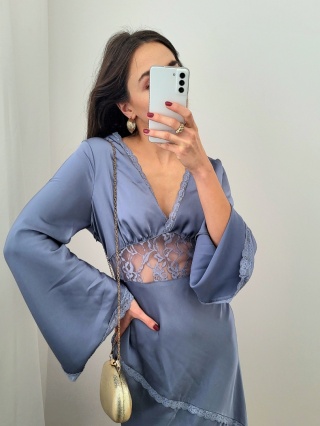 Niebieska satynowa długa sukienka z koronką