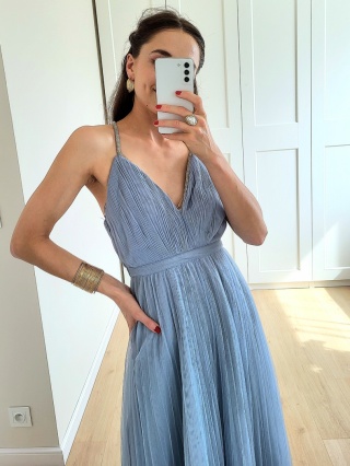 Niebieska tiulowa sukienka maxi ze zdobionymi ramiączkami