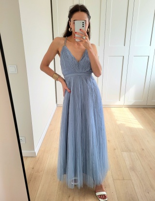 Niebieska tiulowa sukienka maxi ze zdobionymi ramiączkami