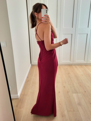 Bordowa długa sukienka z delikatnym rozcięciem