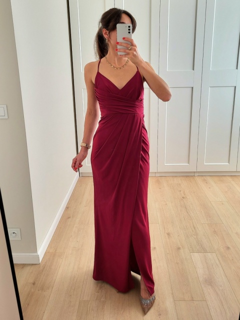 Bordowa długa sukienka z delikatnym rozcięciem