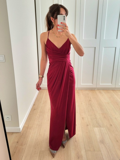 Bordowa długa sukienka z delikatnym rozcięciem