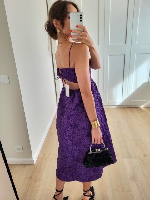 Fioletowa sukienka rozkloszowana z tłoczonego materiału