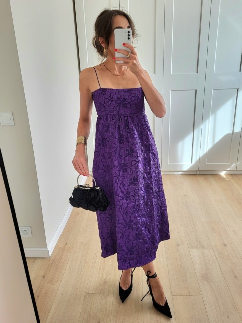 Fioletowa sukienka rozkloszowana z tłoczonego materiału