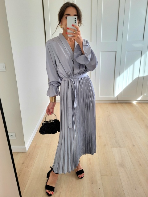 Szara satynowa sukienka z plisowanym dołem