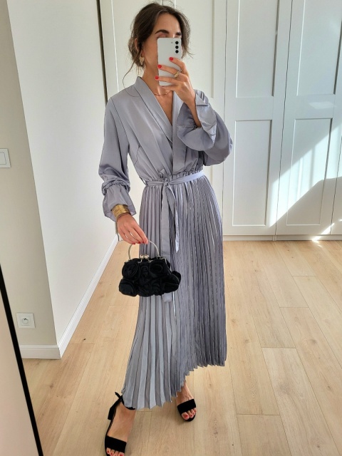 Szara satynowa sukienka z plisowanym dołem