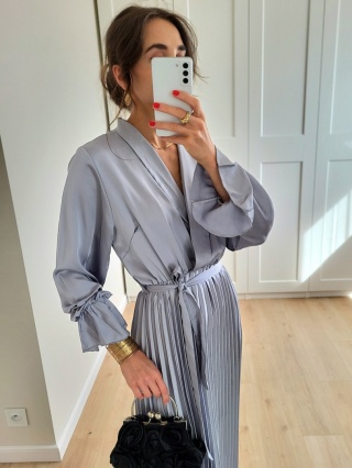 Szara satynowa sukienka z plisowanym dołem