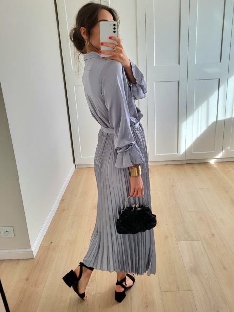 Szara satynowa sukienka z plisowanym dołem