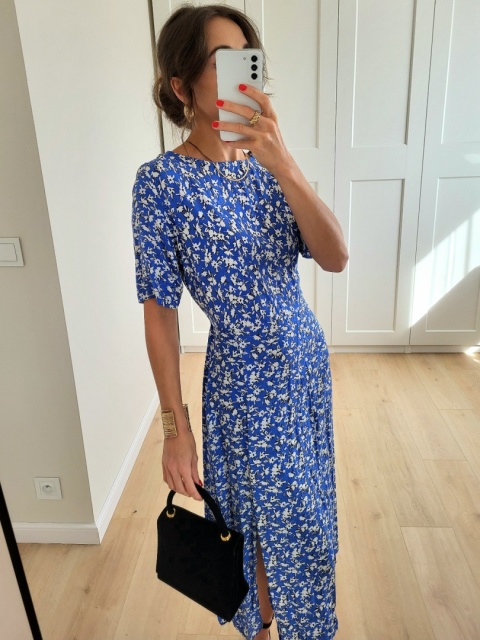 Niebieska sukienka midi w drobne kwiaty