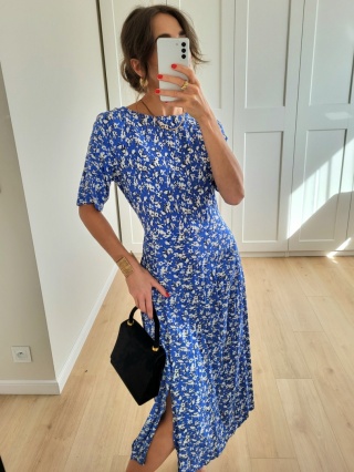 Niebieska sukienka midi w drobne kwiaty