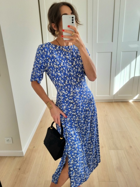 Niebieska sukienka midi w drobne kwiaty