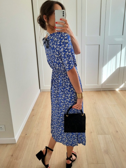 Niebieska sukienka midi w drobne kwiaty
