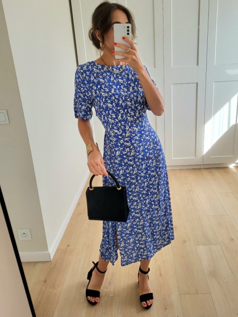 Niebieska sukienka midi w drobne kwiaty