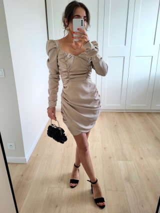 Beżowa krótka sukienka z marszczeniem