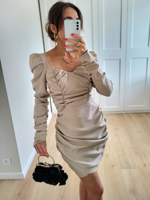 Beżowa krótka sukienka z marszczeniem