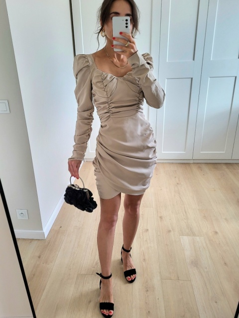 Beżowa krótka sukienka z marszczeniem