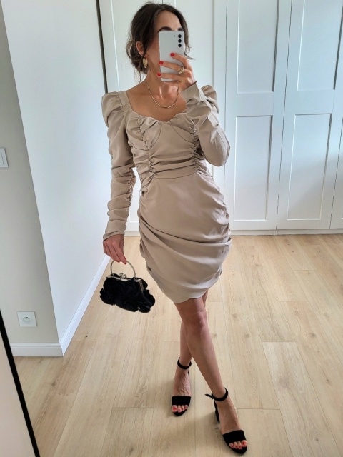 Beżowa krótka sukienka z marszczeniem