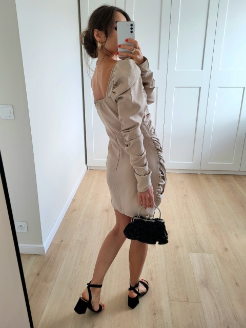 Beżowa krótka sukienka z marszczeniem