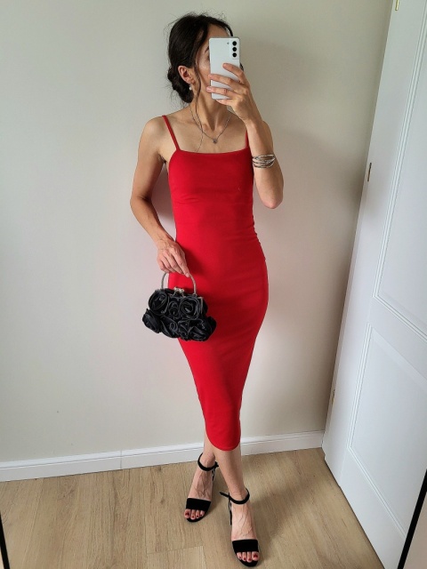 Czerwona dopasowana sukienka midi