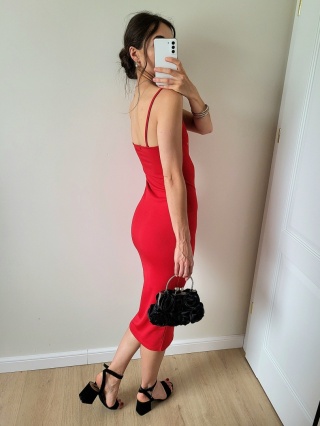Czerwona dopasowana sukienka midi