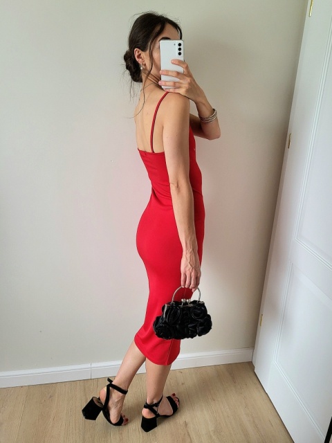 Czerwona dopasowana sukienka midi
